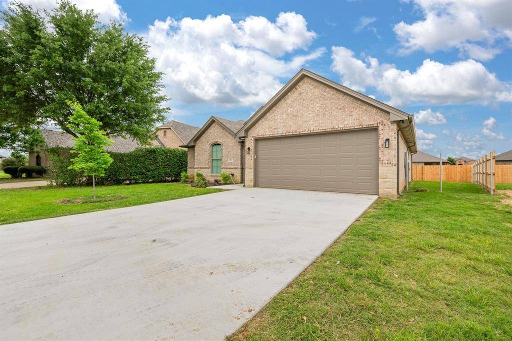 1707 Lakeway Drive, Cleburne, TX 76033