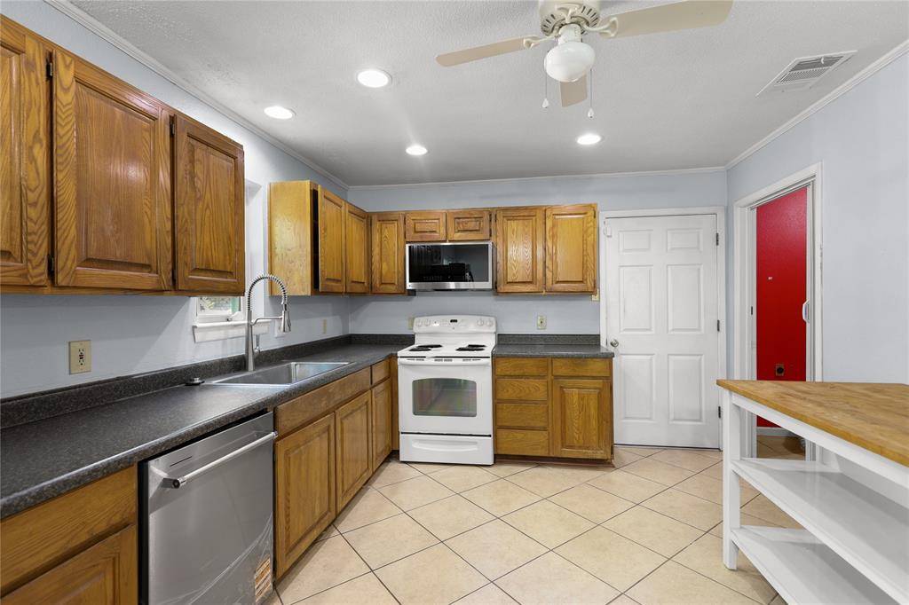 1109 Pine Ridge Drive, Azle, TX 76020