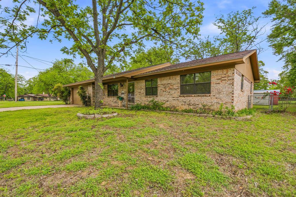 200 E Plum Avenue, De Leon, TX 76444