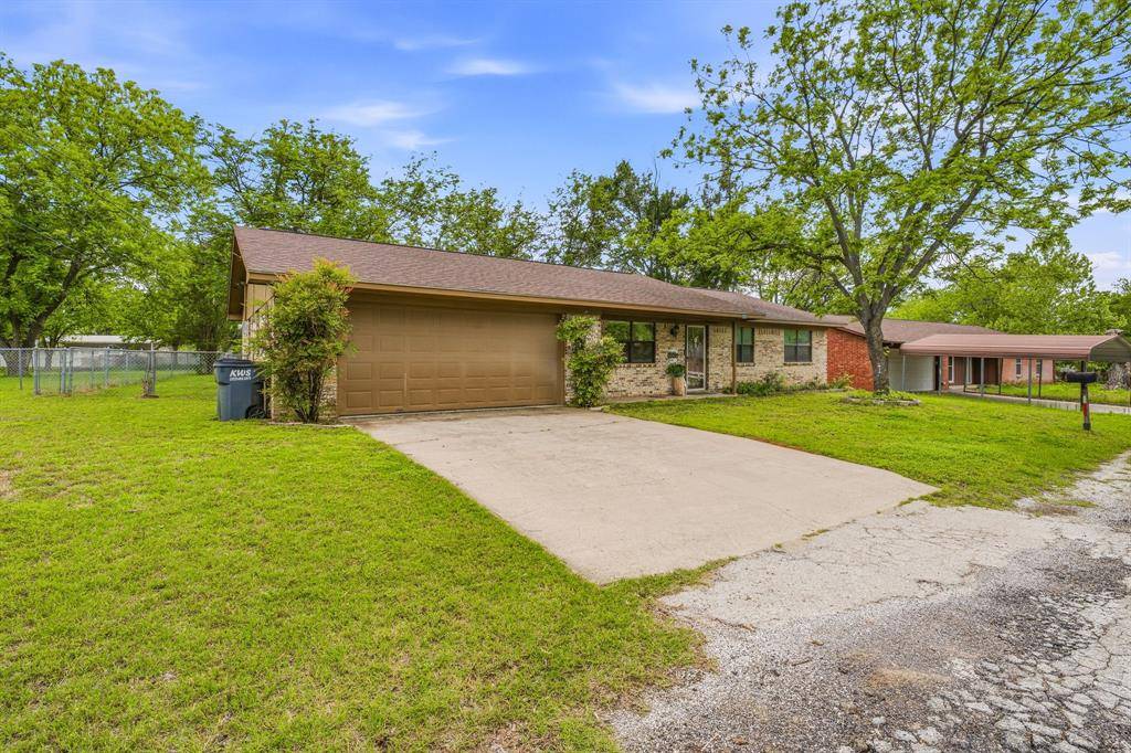 200 E Plum Avenue, De Leon, TX 76444