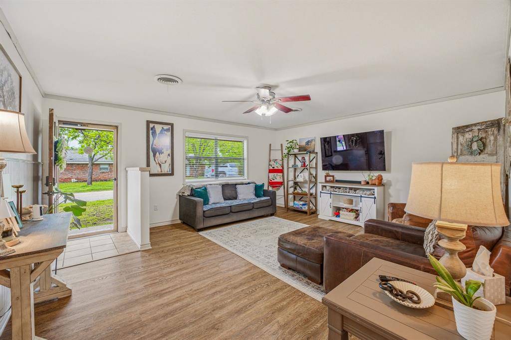 200 E Plum Avenue, De Leon, TX 76444