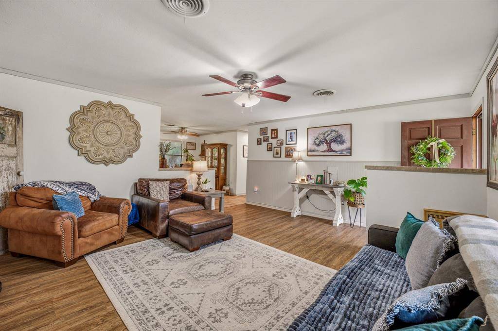 200 E Plum Avenue, De Leon, TX 76444