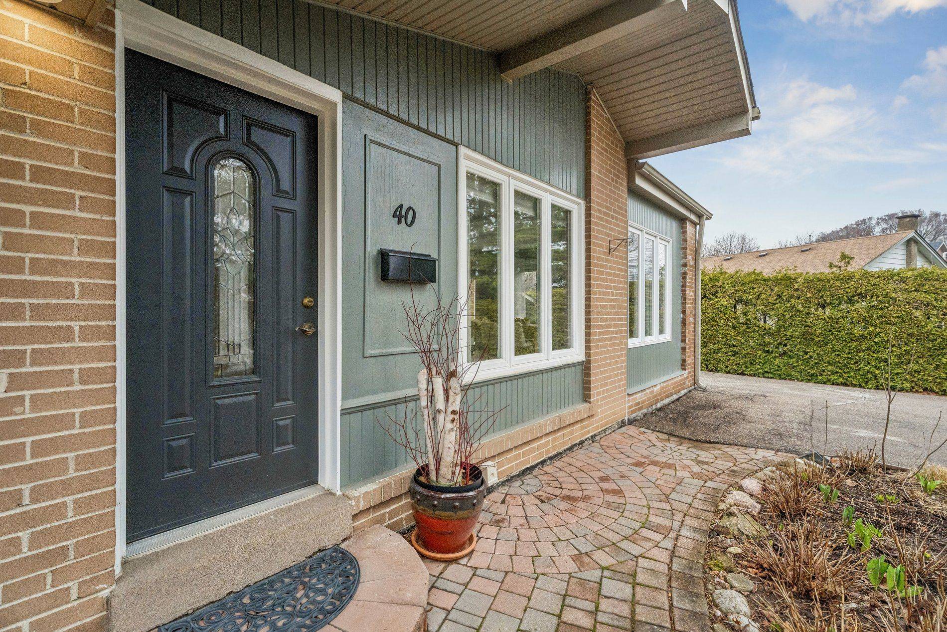 40 Seaton DR, Aurora, ON L4G 2K1