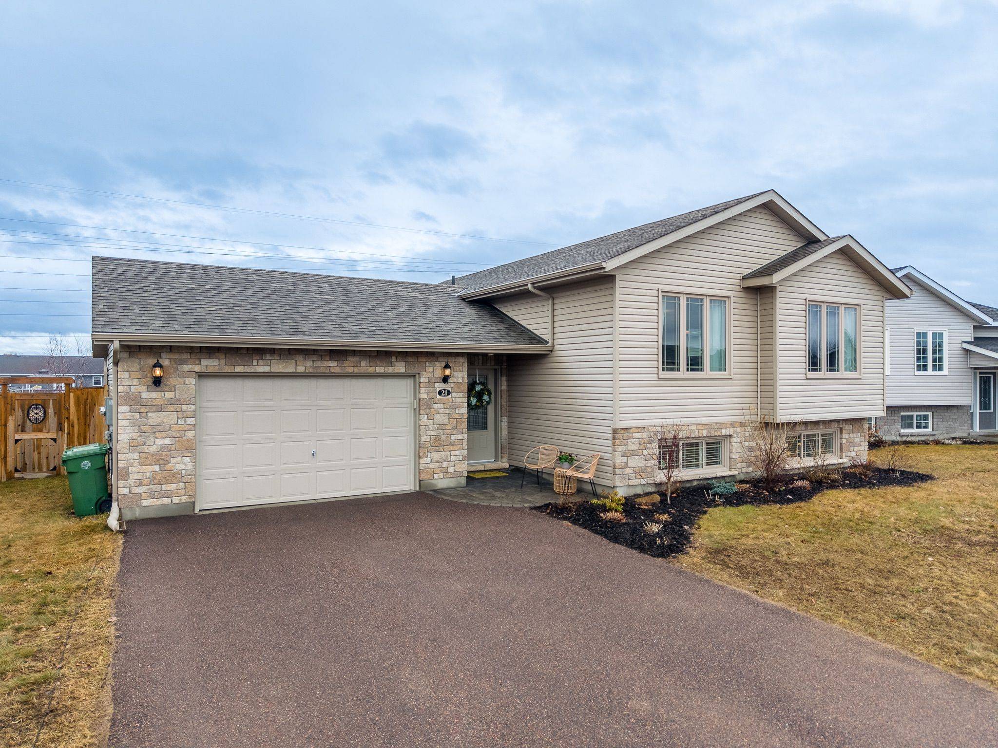 21 Newport DR, Petawawa, ON K8H 0C9