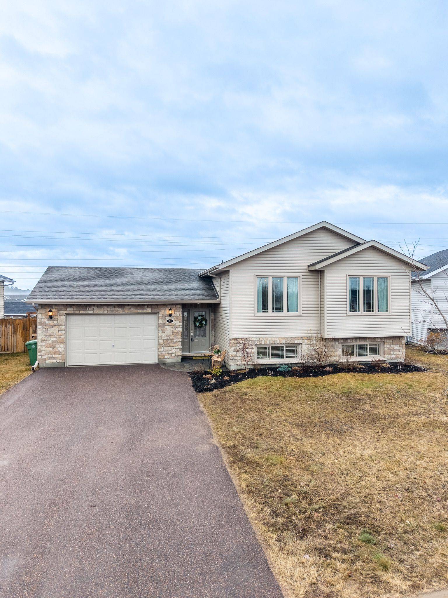 21 Newport DR, Petawawa, ON K8H 0C9