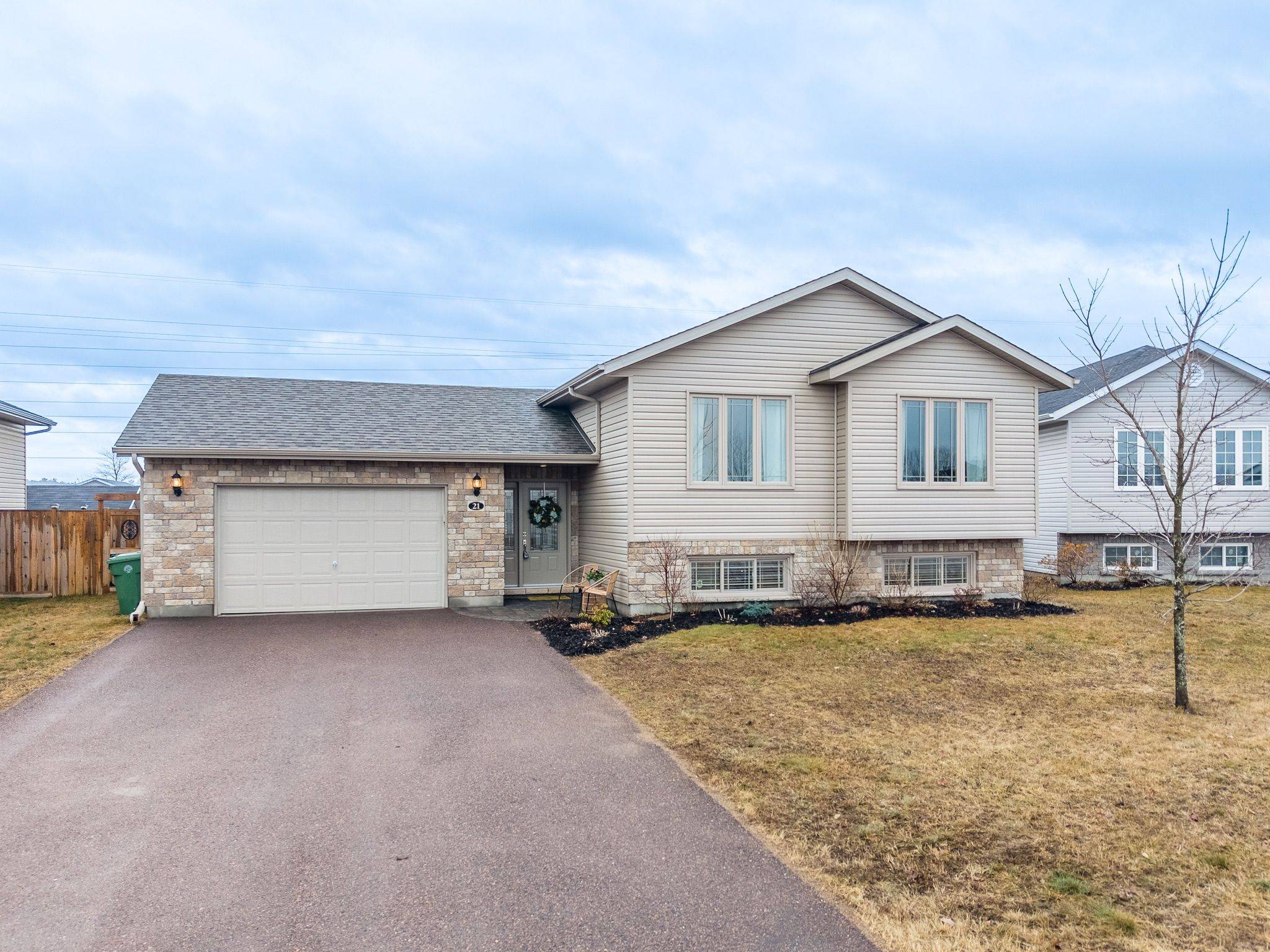 21 Newport DR, Petawawa, ON K8H 0C9