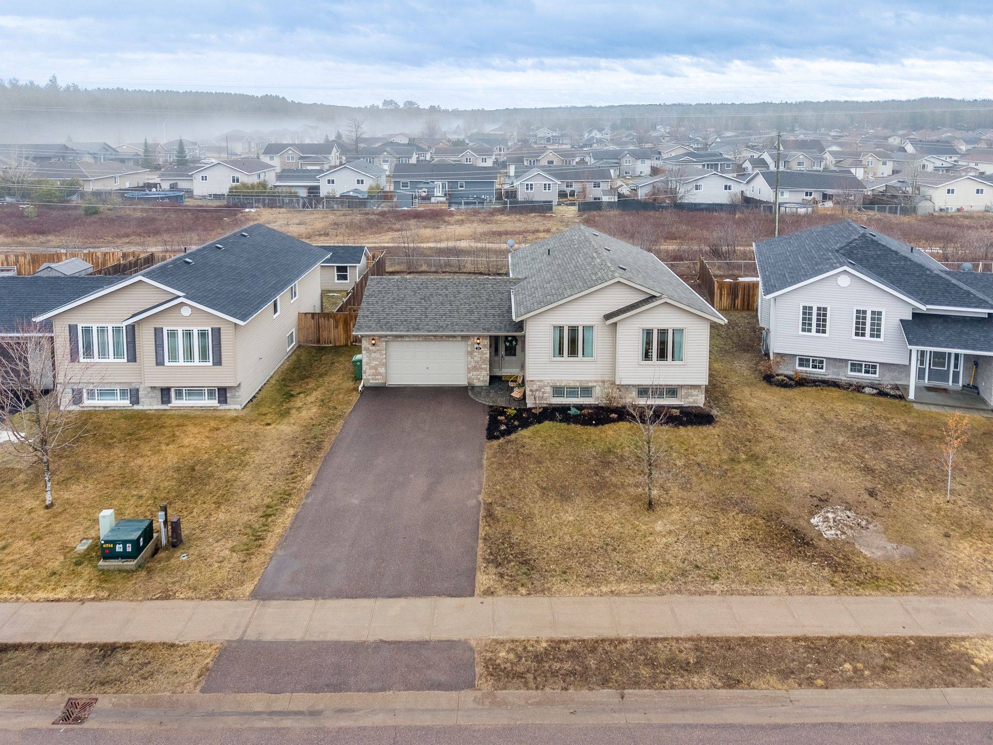 21 Newport DR, Petawawa, ON K8H 0C9