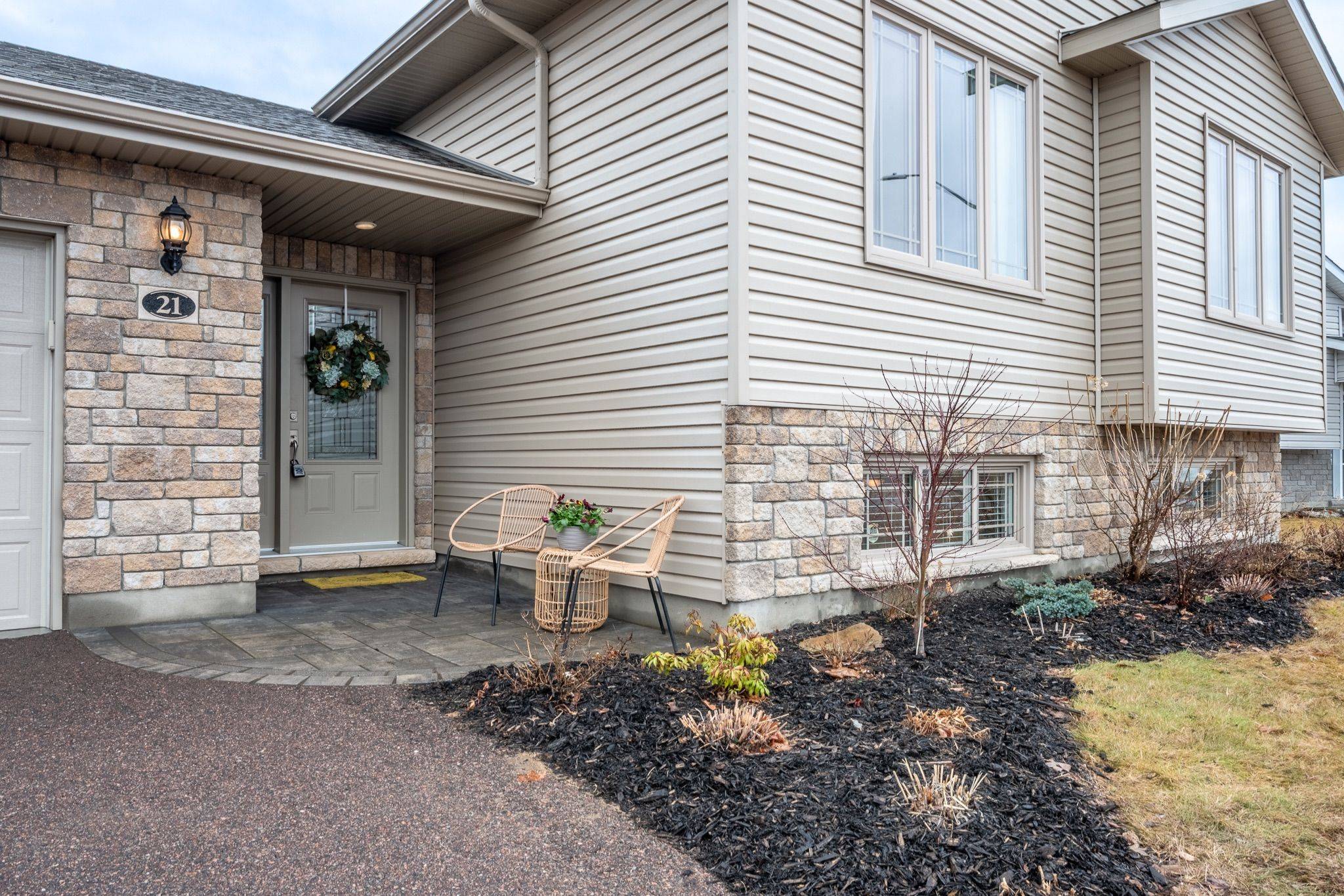 21 Newport DR, Petawawa, ON K8H 0C9