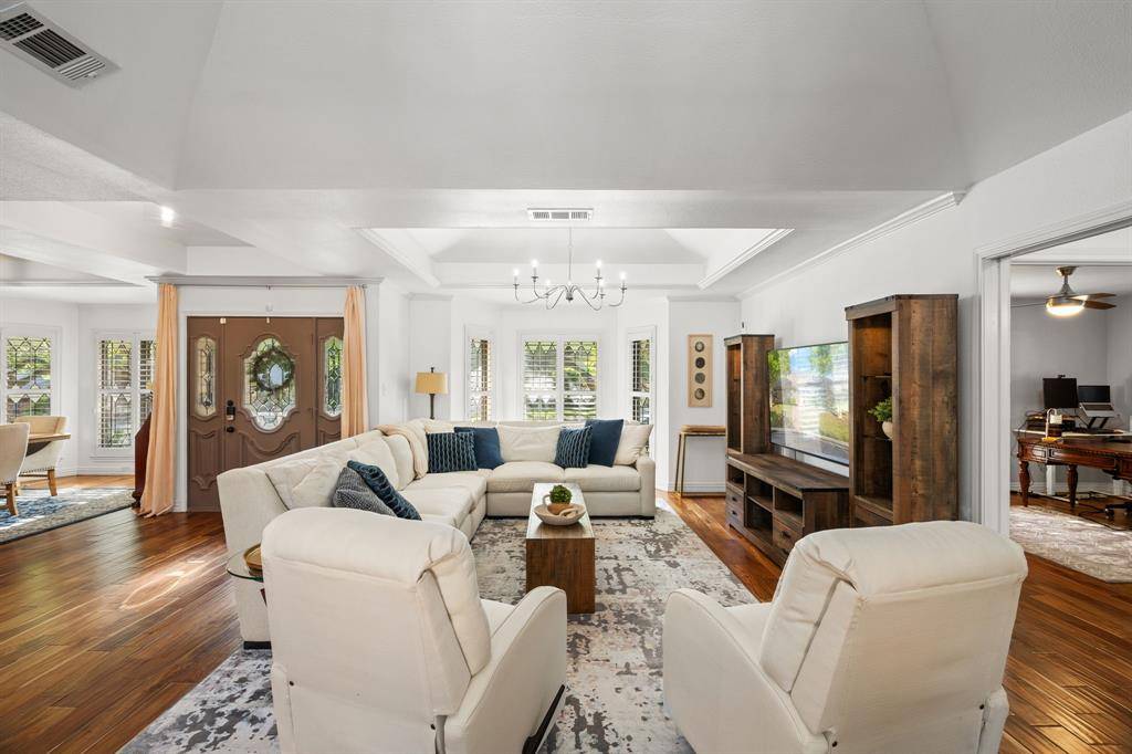 2103 Lake Country Drive, Arlington, TX 76012