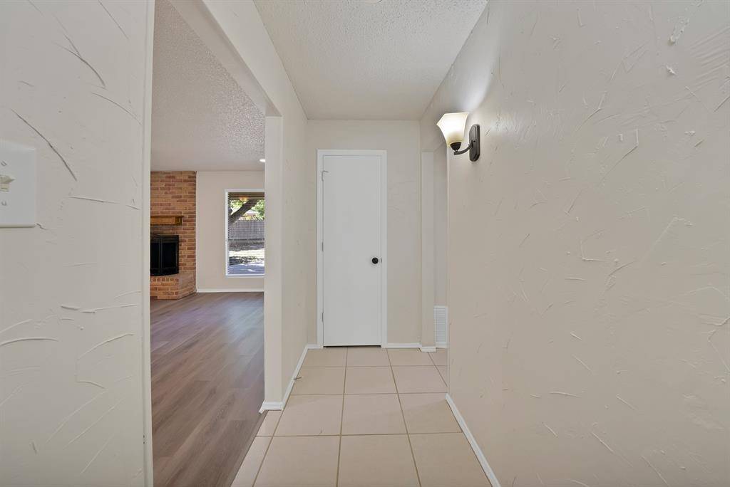 5300 Stagetrail Drive, Arlington, TX 76017