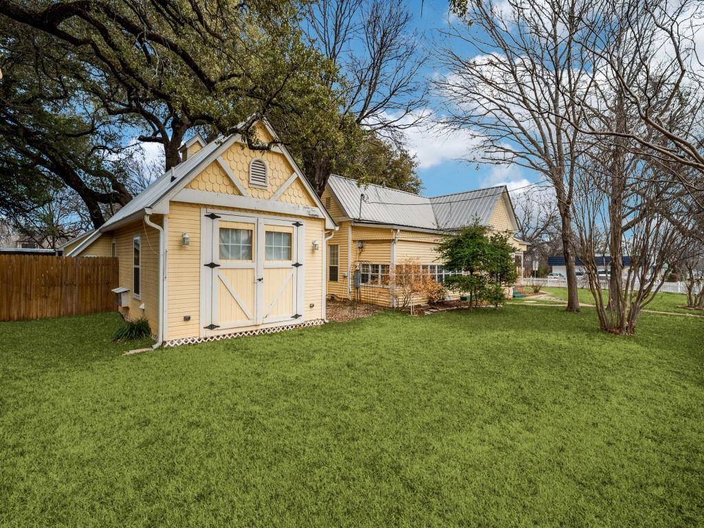 1002 W Pearl Street, Granbury, TX 76048