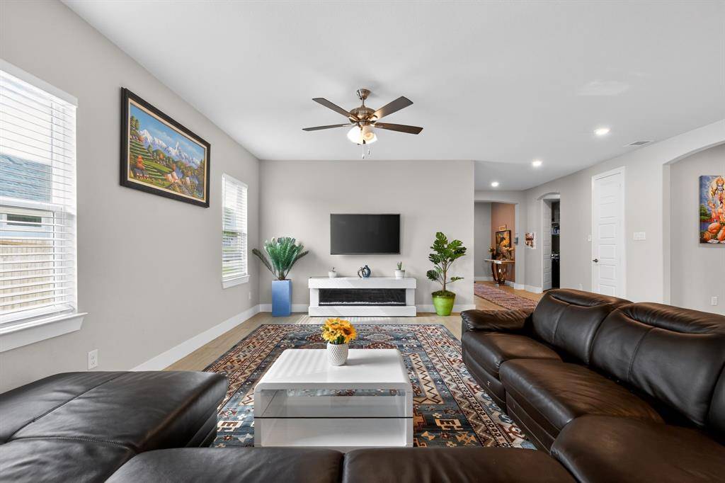 411 W Harwood Road, Euless, TX 76039