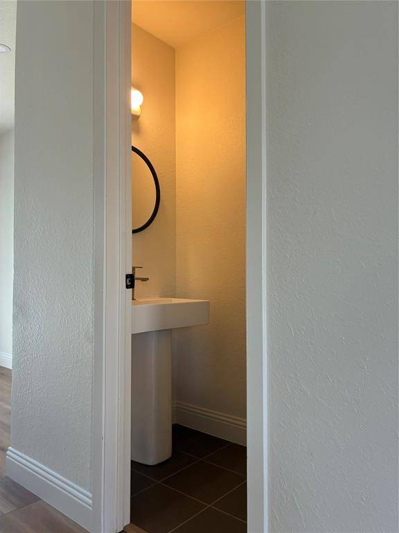 2101 Mistletoe Avenue, Fort Worth, TX 76110