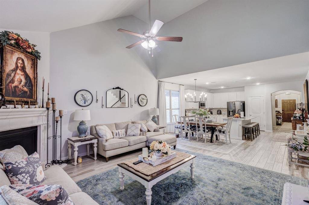 2817 Stallion Trail Way, Aubrey, TX 76227