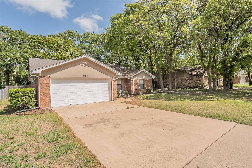 912 Red Oak Street, Azle, TX 76020
