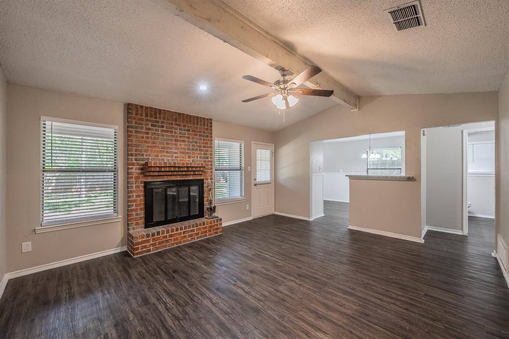 912 Red Oak Street, Azle, TX 76020