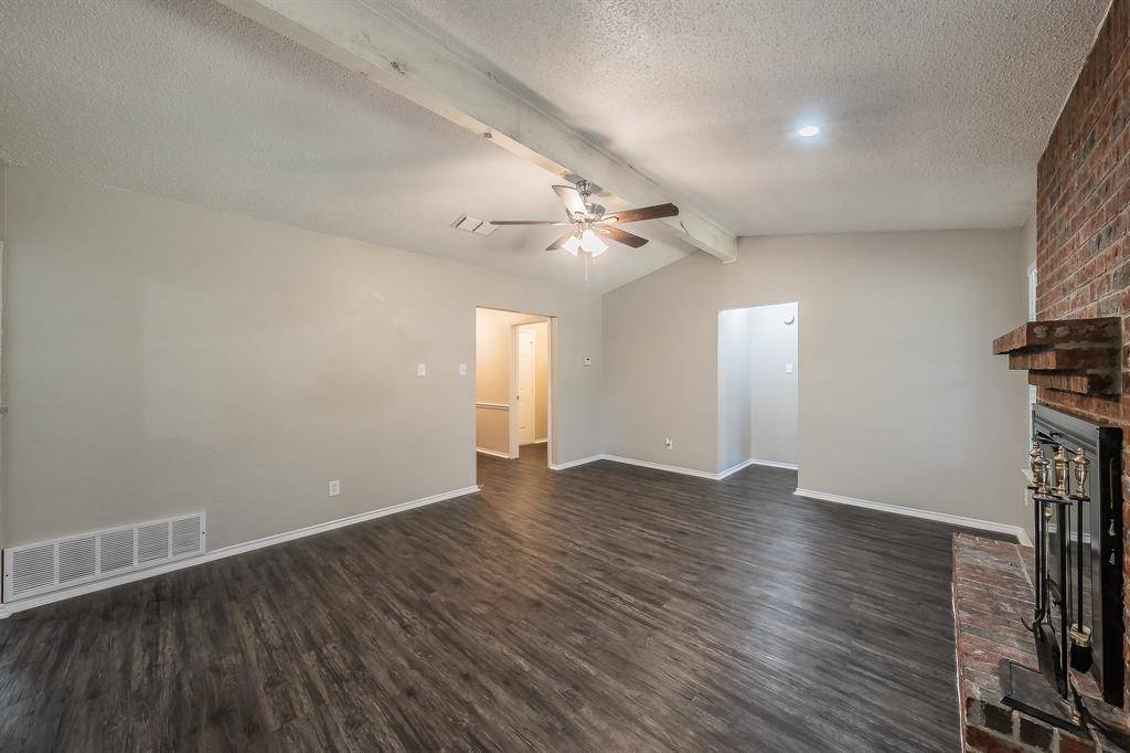 912 Red Oak Street, Azle, TX 76020