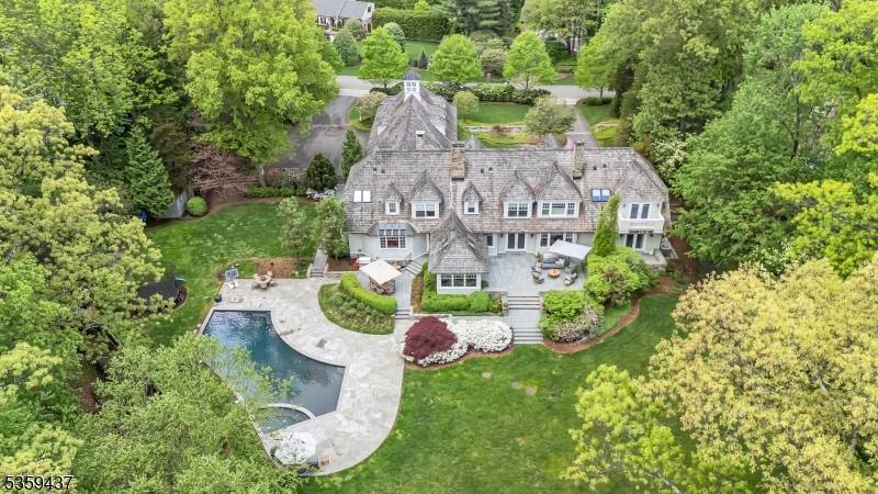 259 Indian Trail Dr, Franklin Lakes Boro, NJ 07417