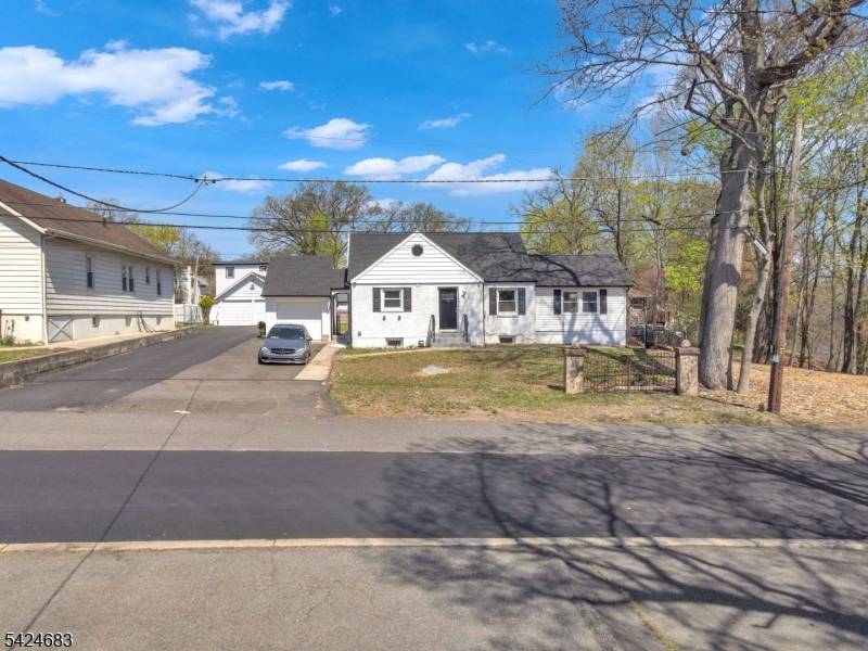 29 Stansfield Pl, North Haledon Boro, NJ 07508