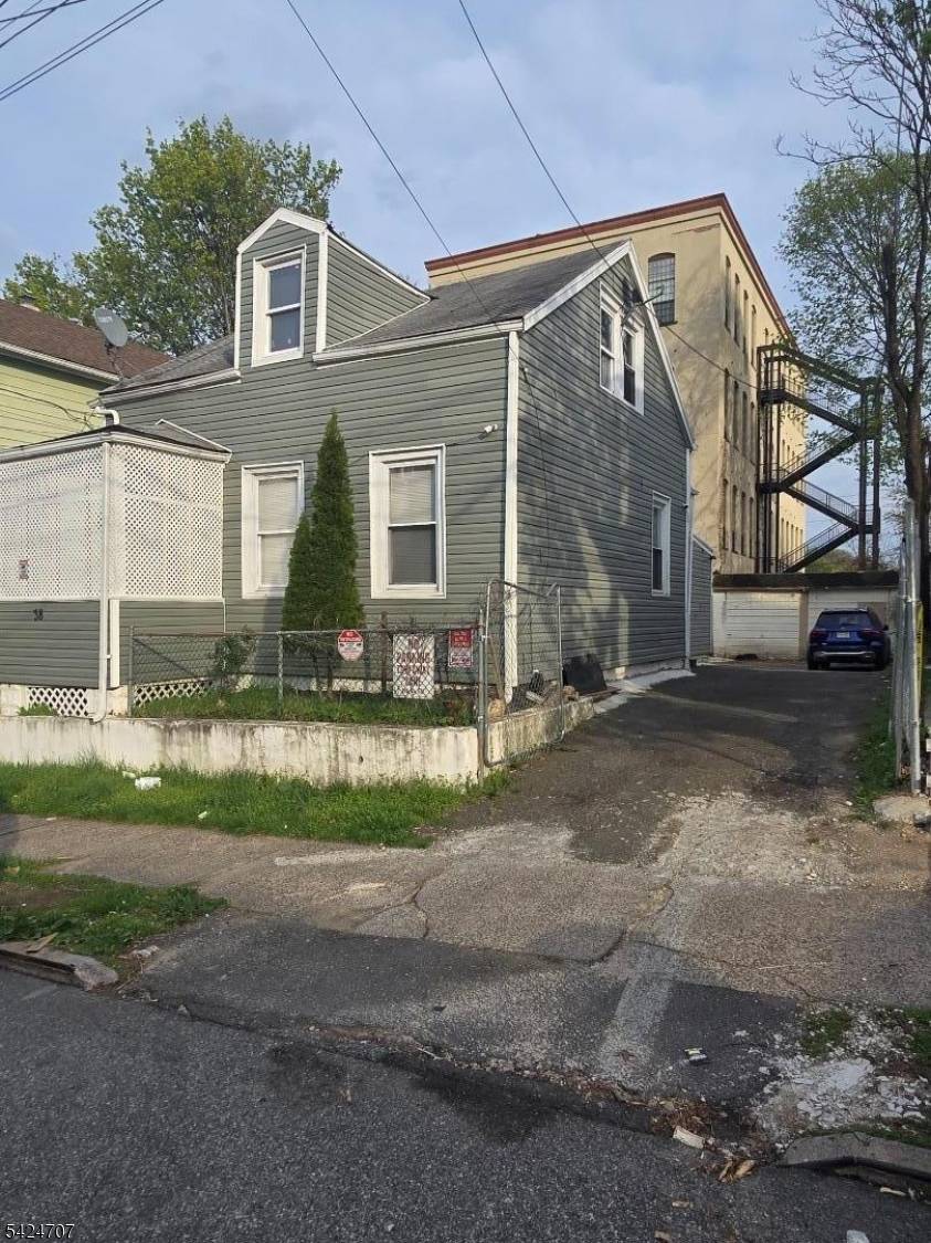 38 N 8Th St, Paterson City, NJ 07522