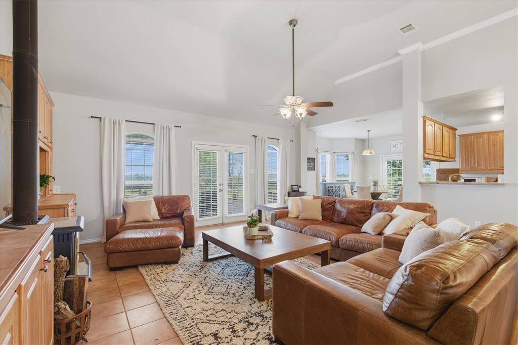 1690 Lawlis Lane, Sanger, TX 76266