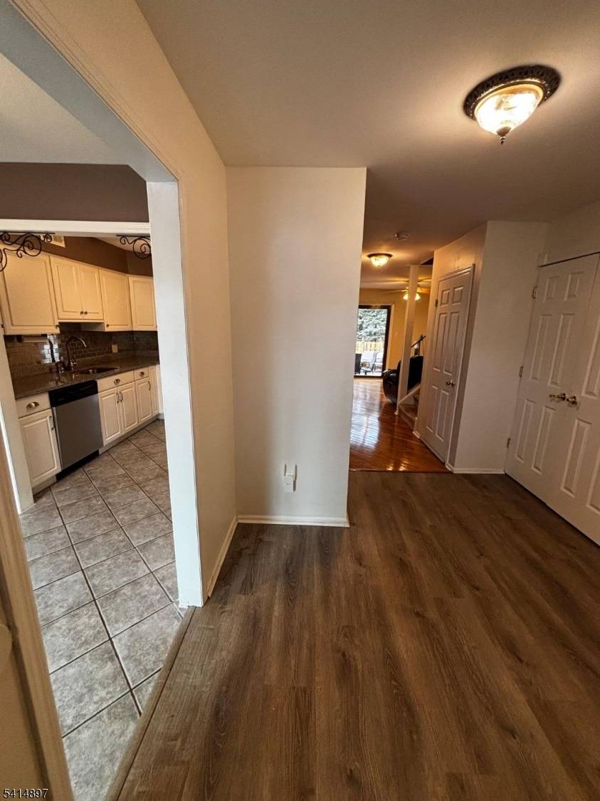 4 Peach Ct, Raritan Twp., NJ 08822