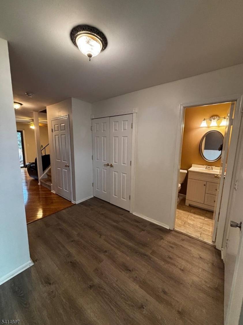 4 Peach Ct, Raritan Twp., NJ 08822