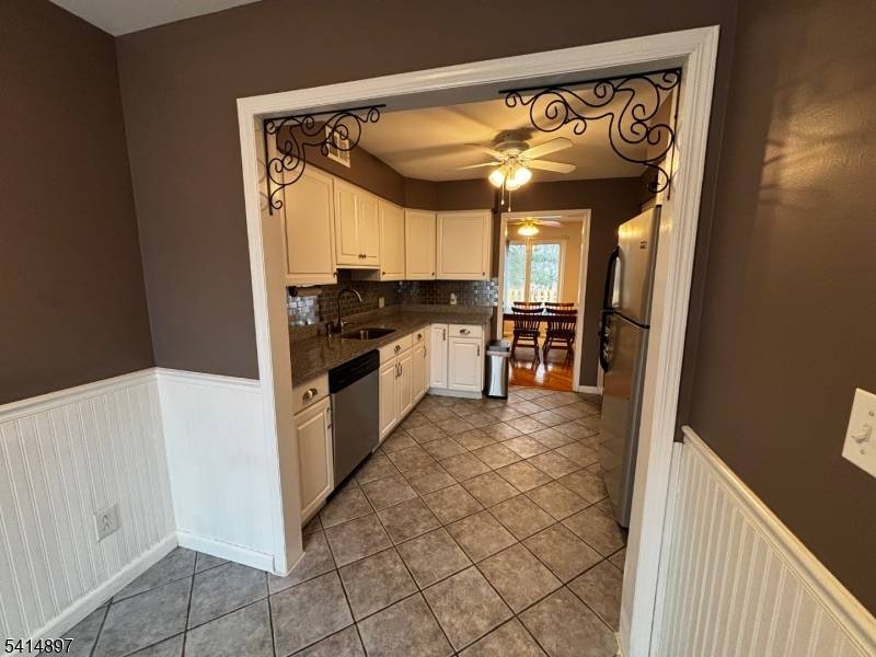 4 Peach Ct, Raritan Twp., NJ 08822