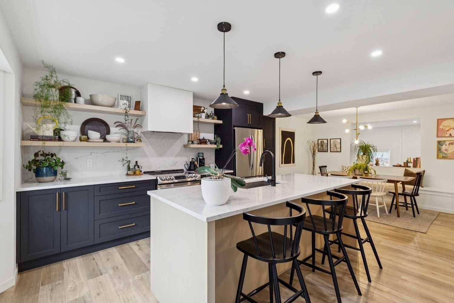 561 Point Mckay GRV NW, Calgary, AB T2E 5M7