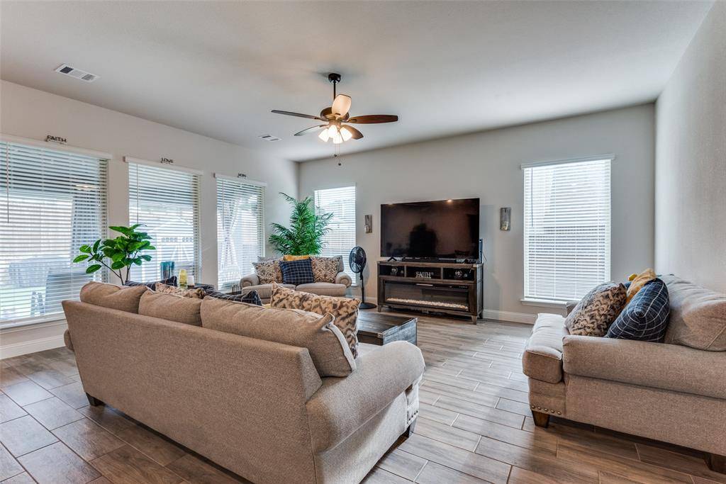 1003 Creekhaven Lane, Mansfield, TX 76063