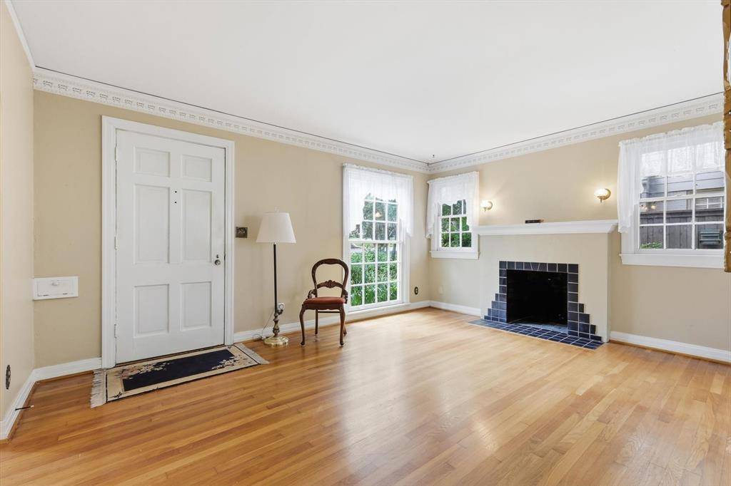 6921 HAMMOND Avenue, Dallas, TX 75223