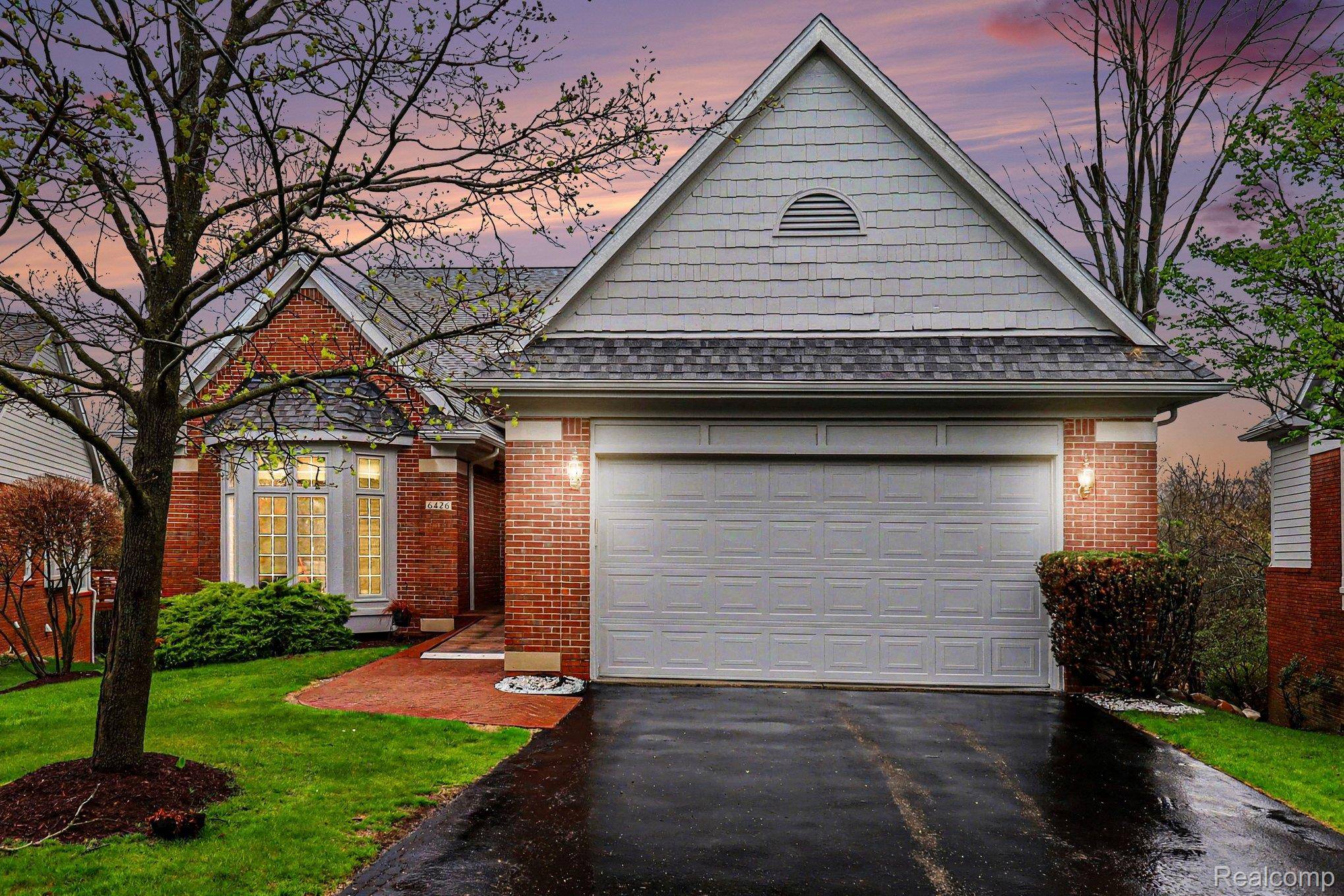 6426 Country Shire LN, West Bloomfield Charter Township, MI 48323