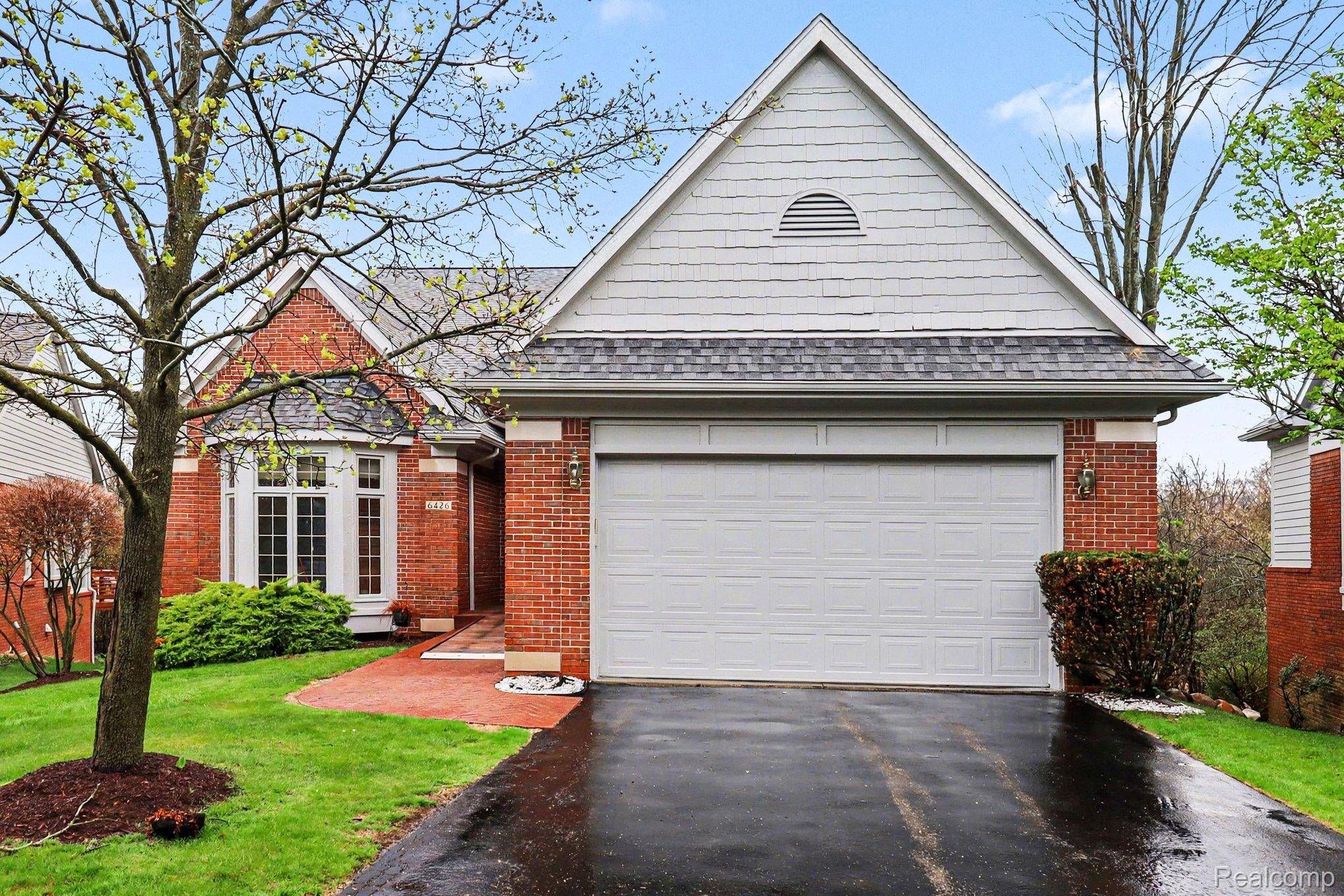 6426 Country Shire LN, West Bloomfield Charter Township, MI 48323
