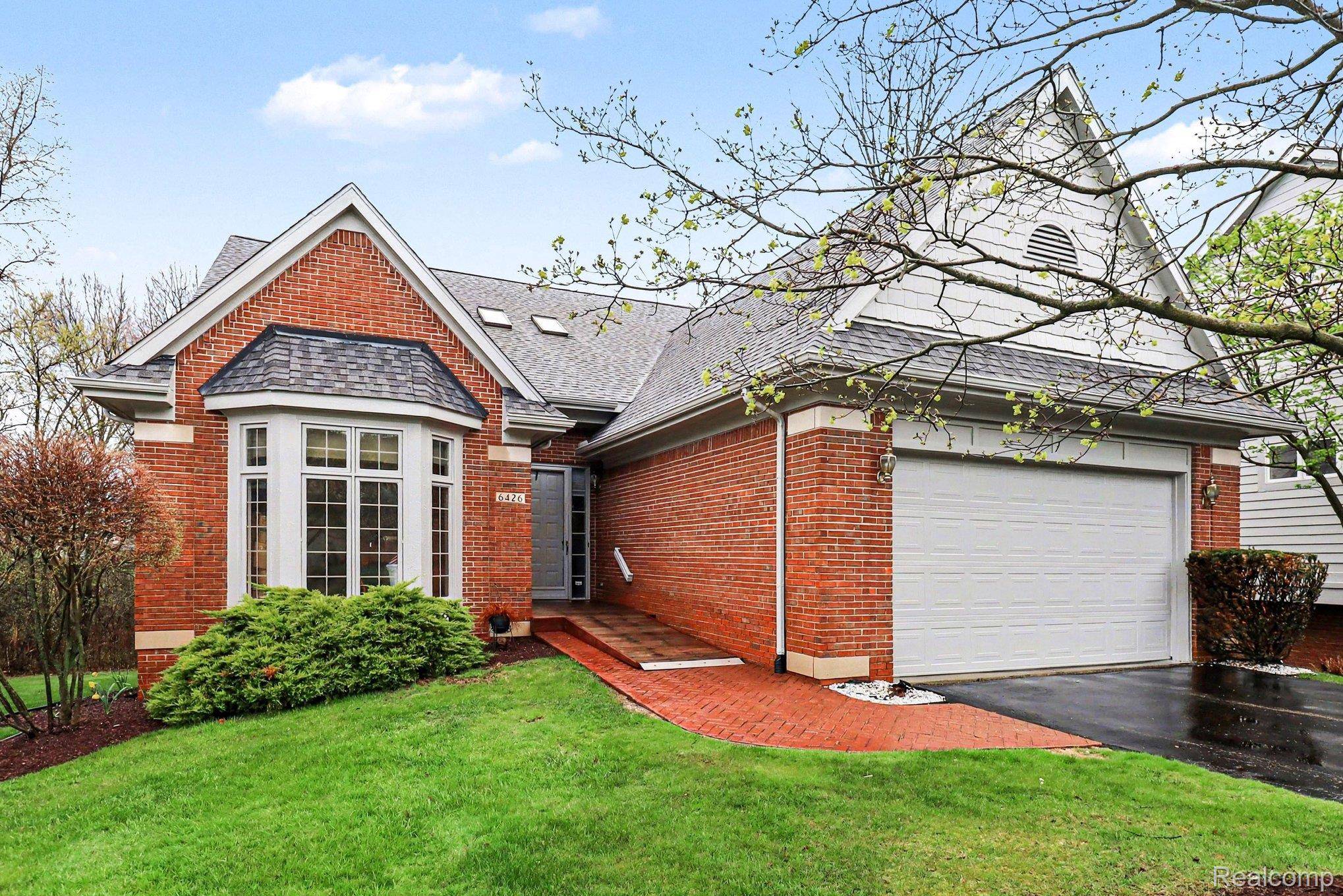 6426 Country Shire LN, West Bloomfield Charter Township, MI 48323