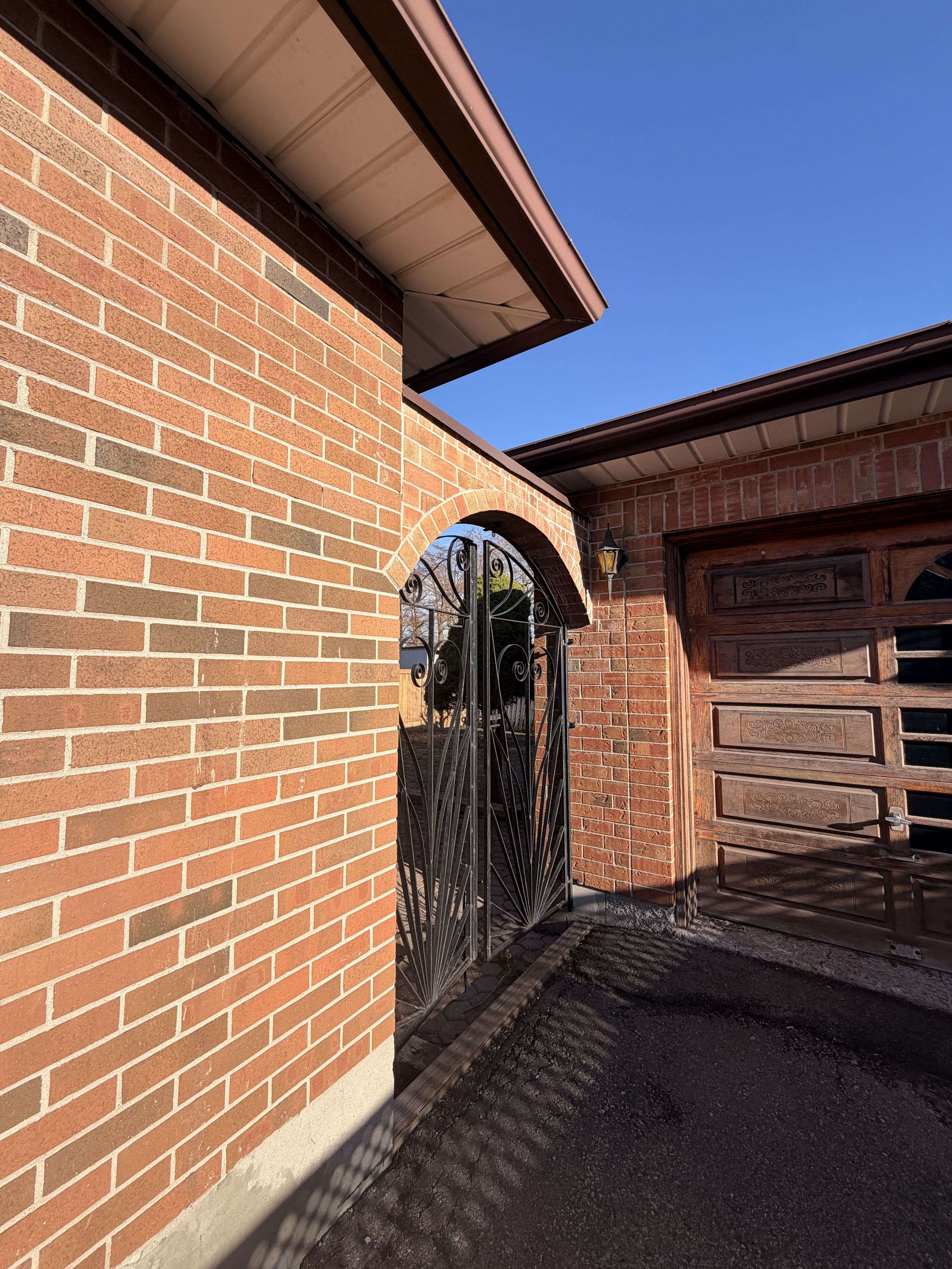 653 Athol ST E #Main, Oshawa, ON L1H 1M2