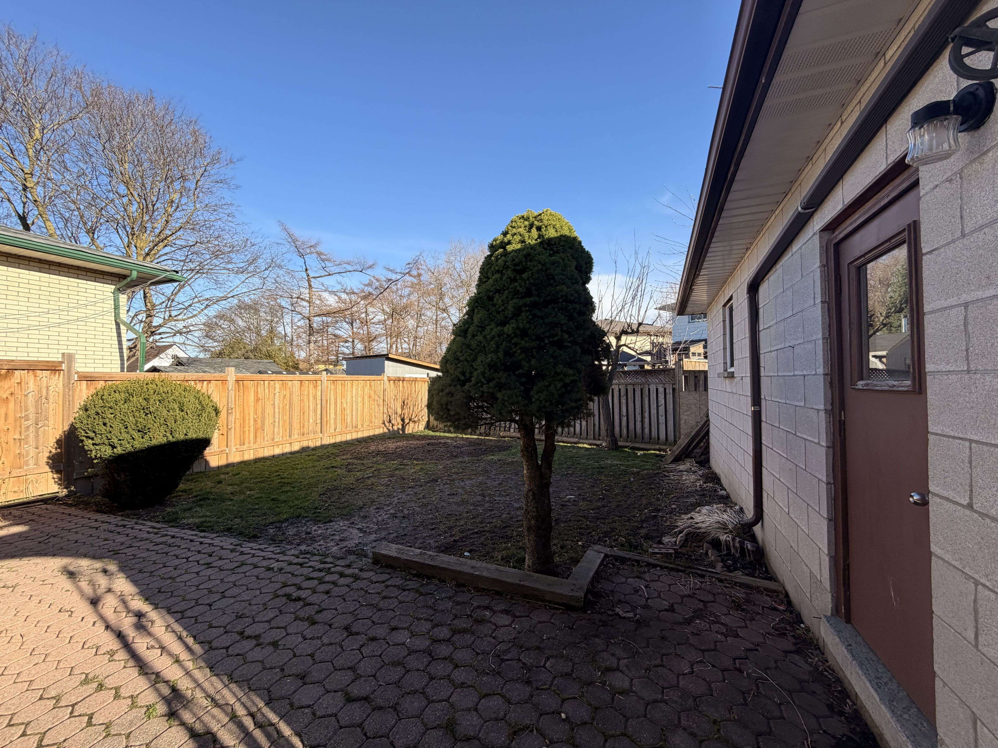 653 Athol ST E #Main, Oshawa, ON L1H 1M2