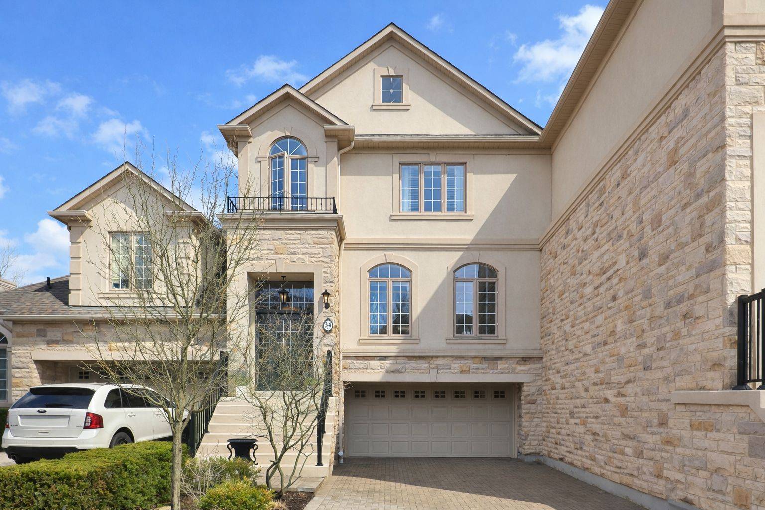 2400 Neyagawa BLVD #34, Oakville, ON L6H 7P5