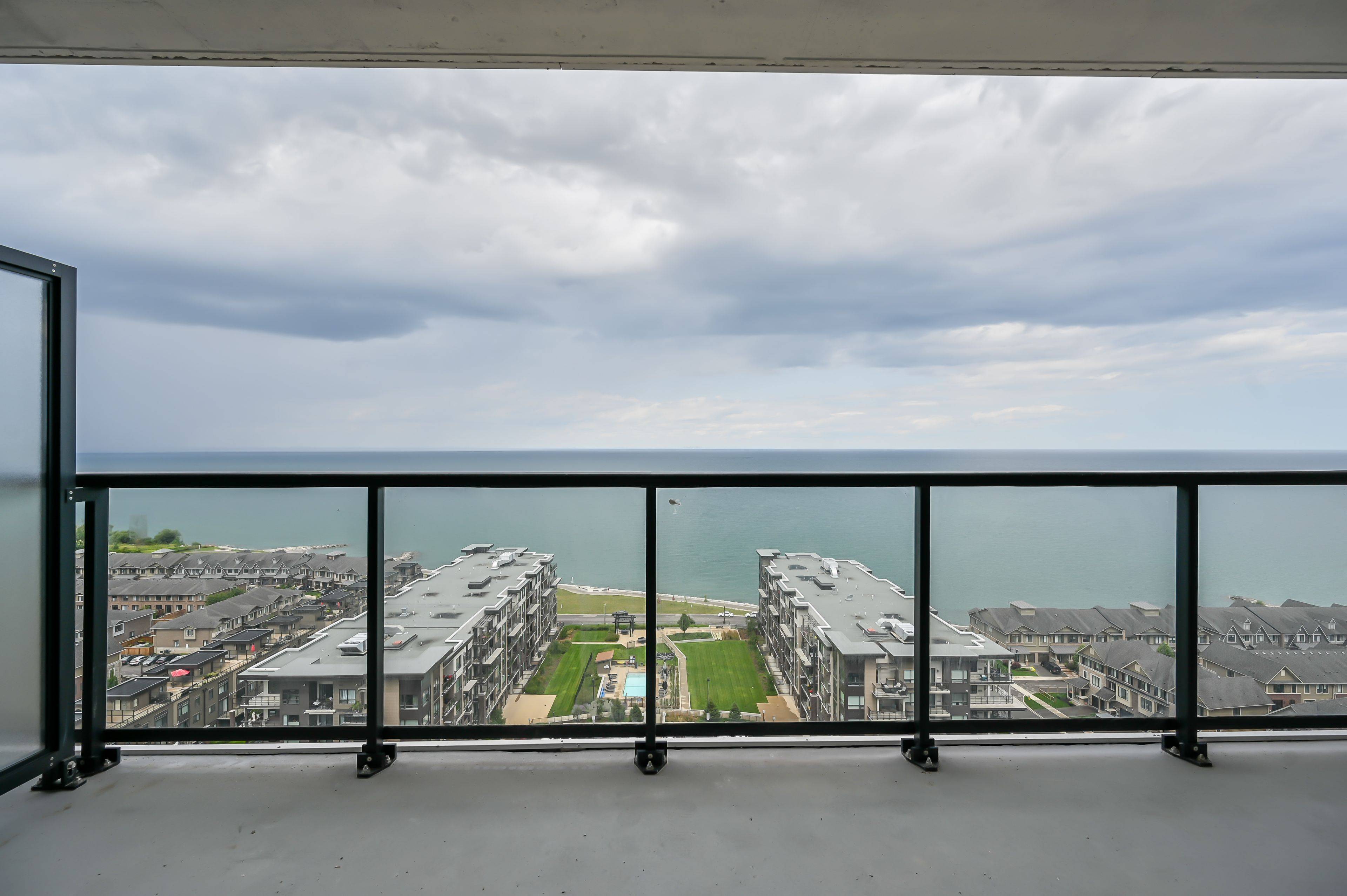 385 Winston RD #1607, Grimsby, ON L3M 4E8