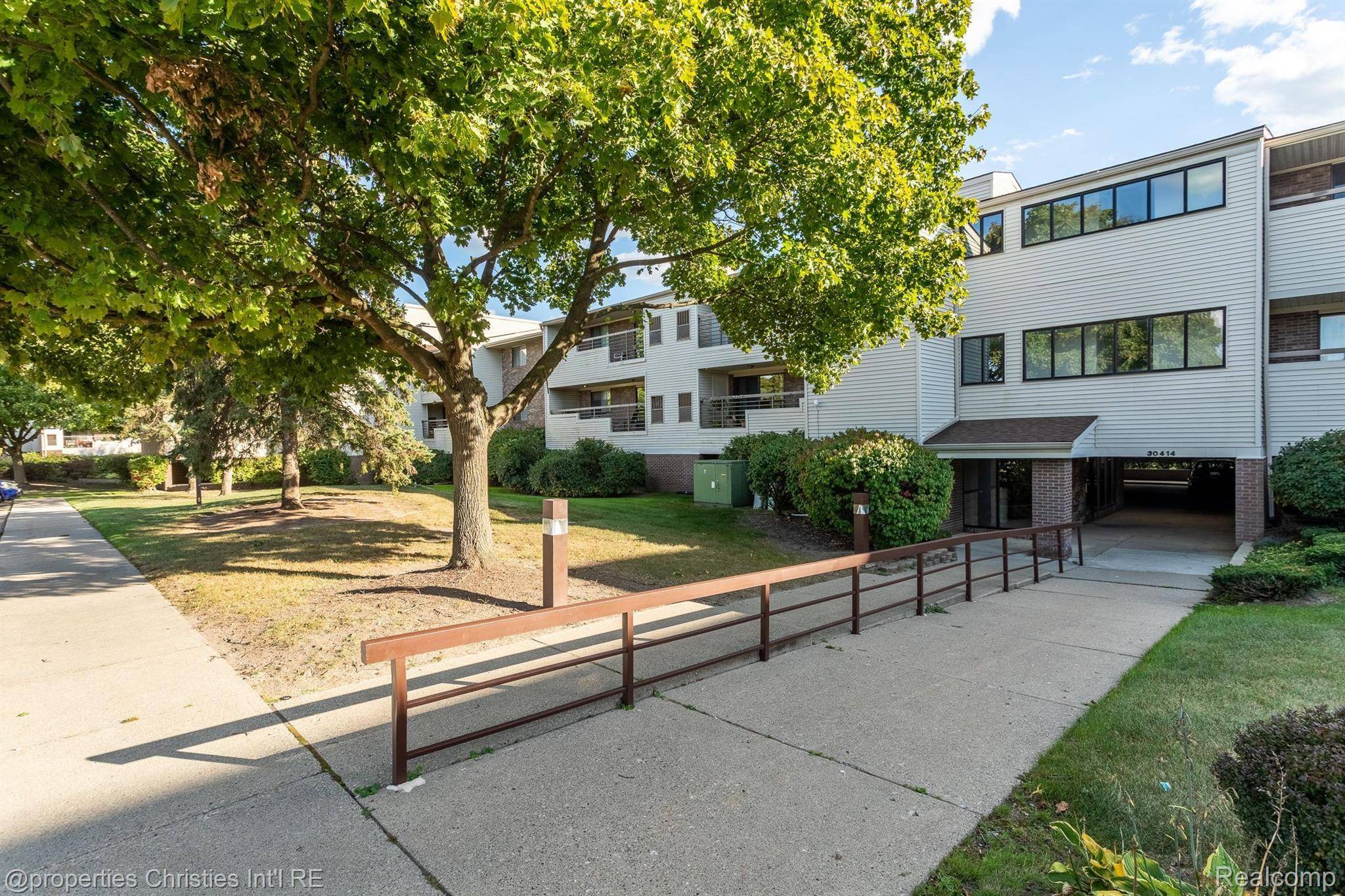 30414 ORCHARD LAKE RD #13, Farmington Hills, MI 48334