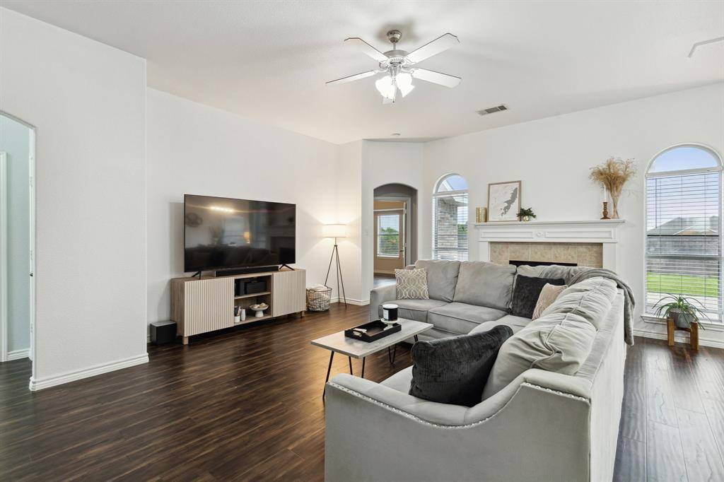 707 Bayshore Drive, Mansfield, TX 76063