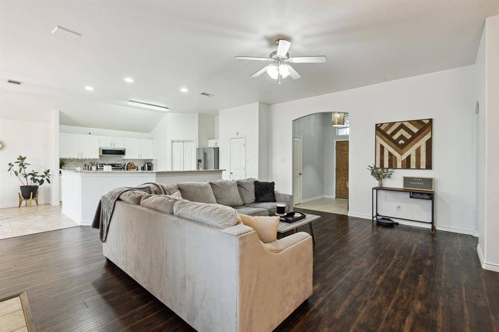 707 Bayshore Drive, Mansfield, TX 76063