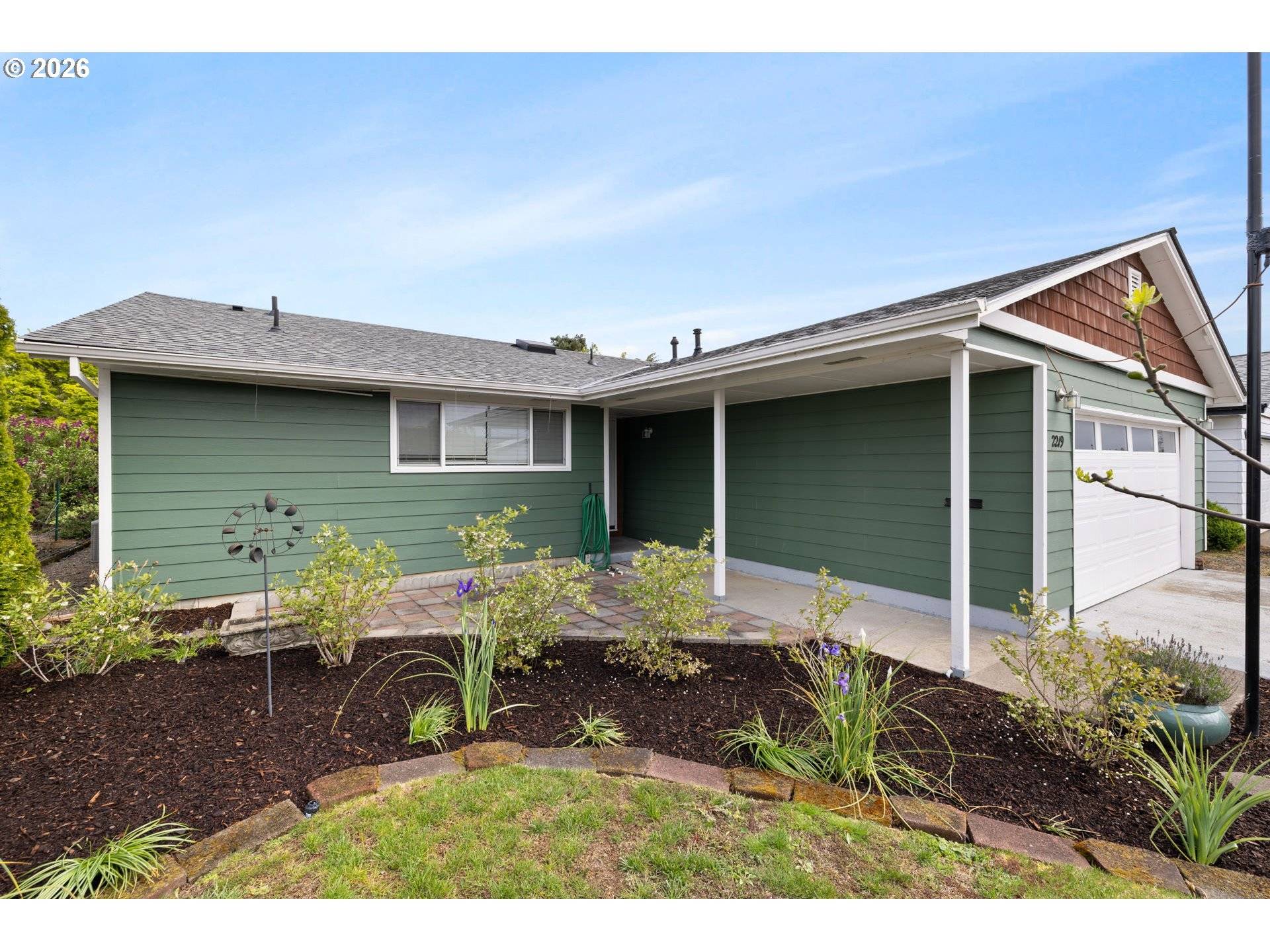 2219 SANTIAM DR, Woodburn, OR 97071