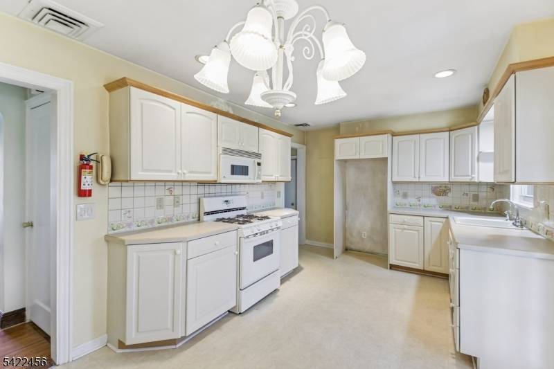 59 Pershing Rd, Clifton City, NJ 07013