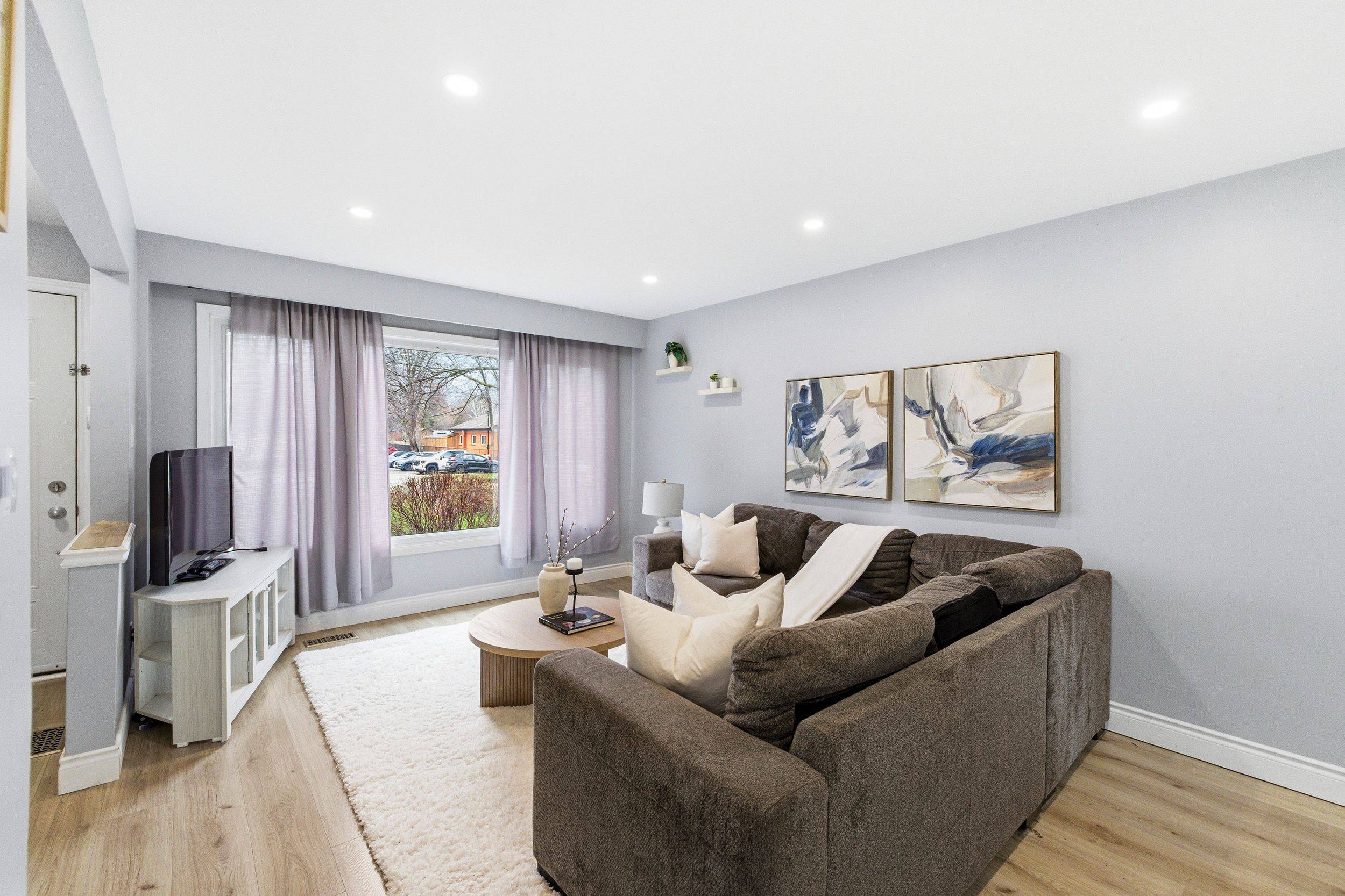 396 Wilson RD N, Oshawa, ON L1G 6E5