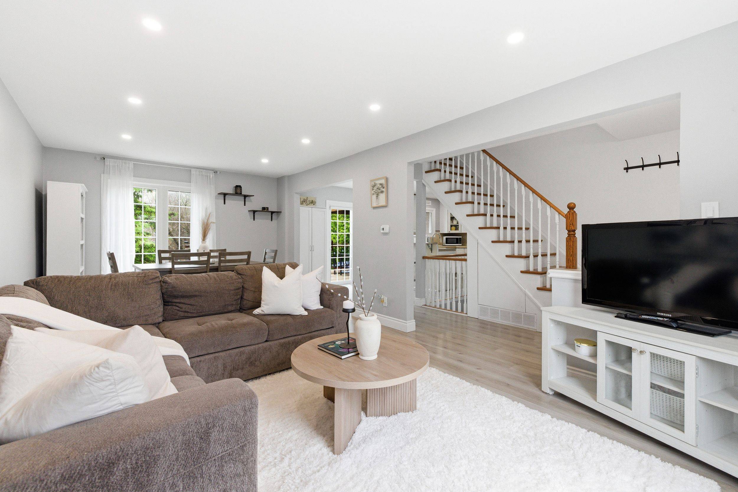 396 Wilson RD N, Oshawa, ON L1G 6E5