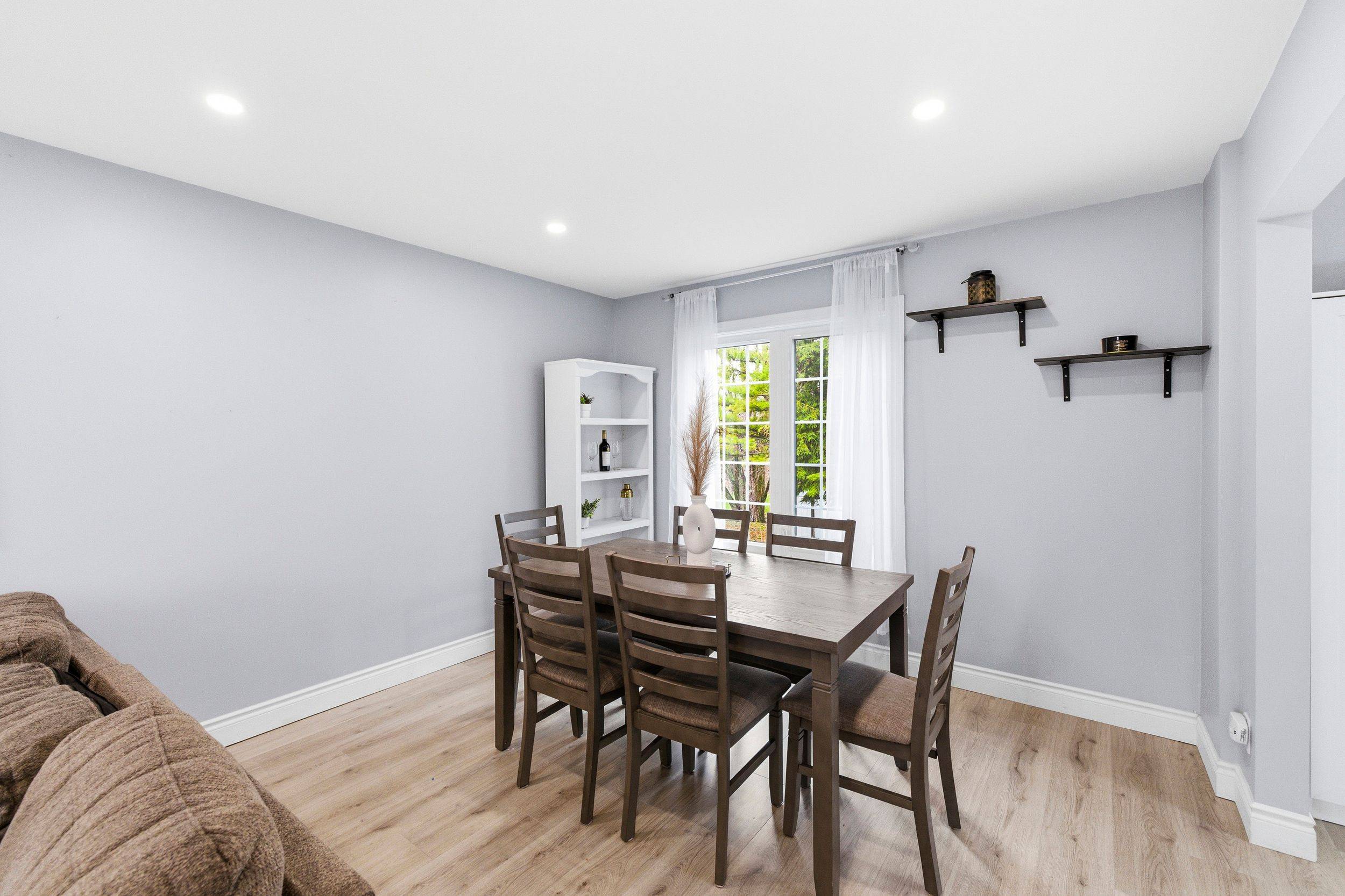 396 Wilson RD N, Oshawa, ON L1G 6E5