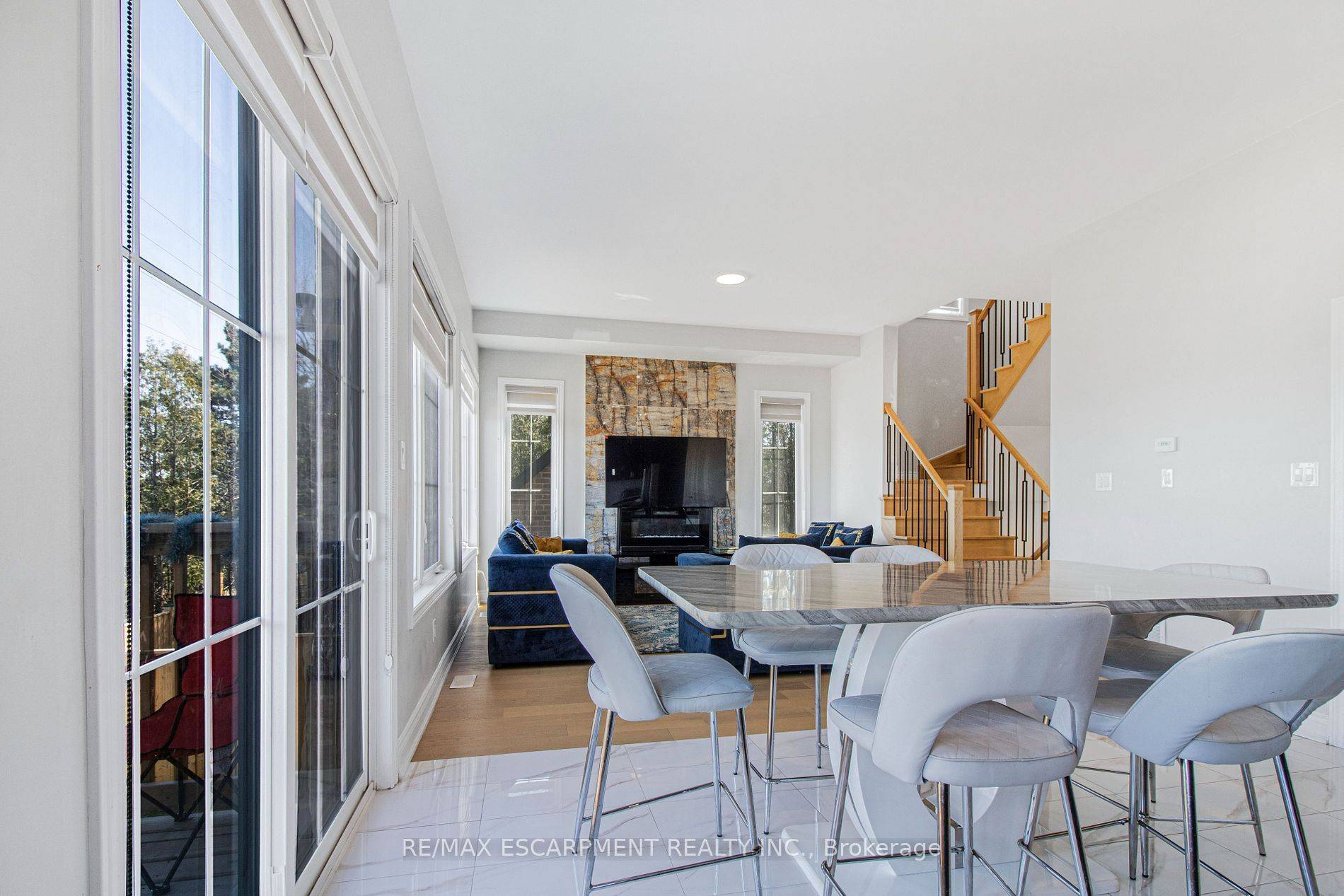 487 Aztec DR #2, Oshawa, ON L1J 7S7