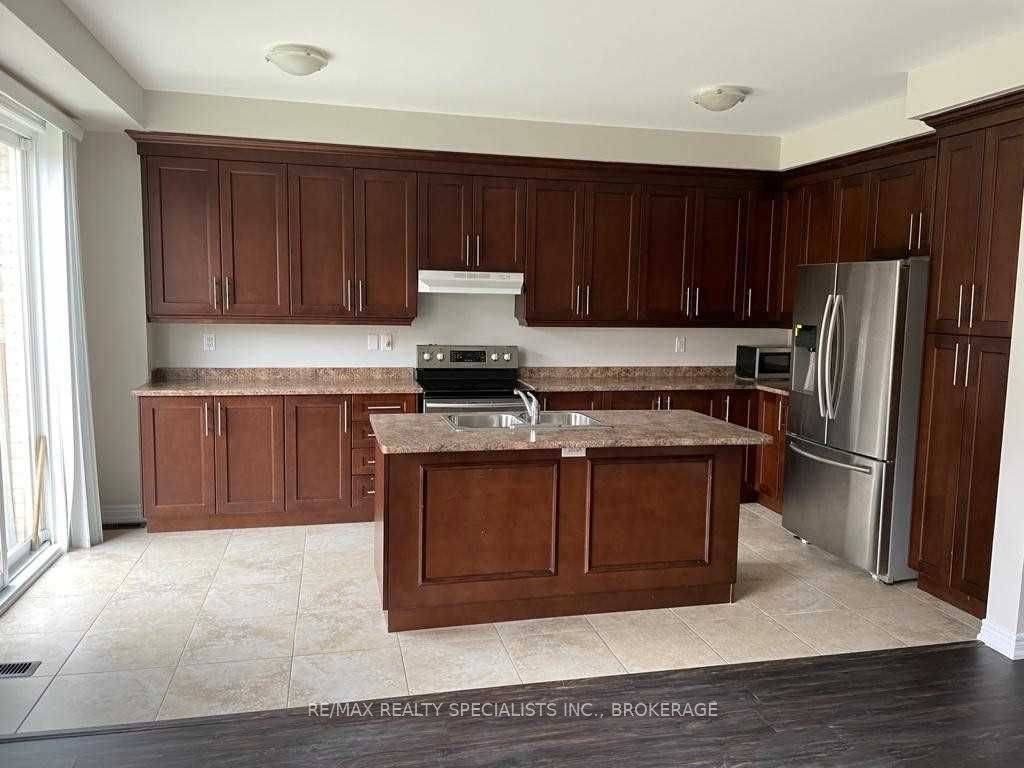 40 Kawana RD, Brampton, ON L6Y 0W2