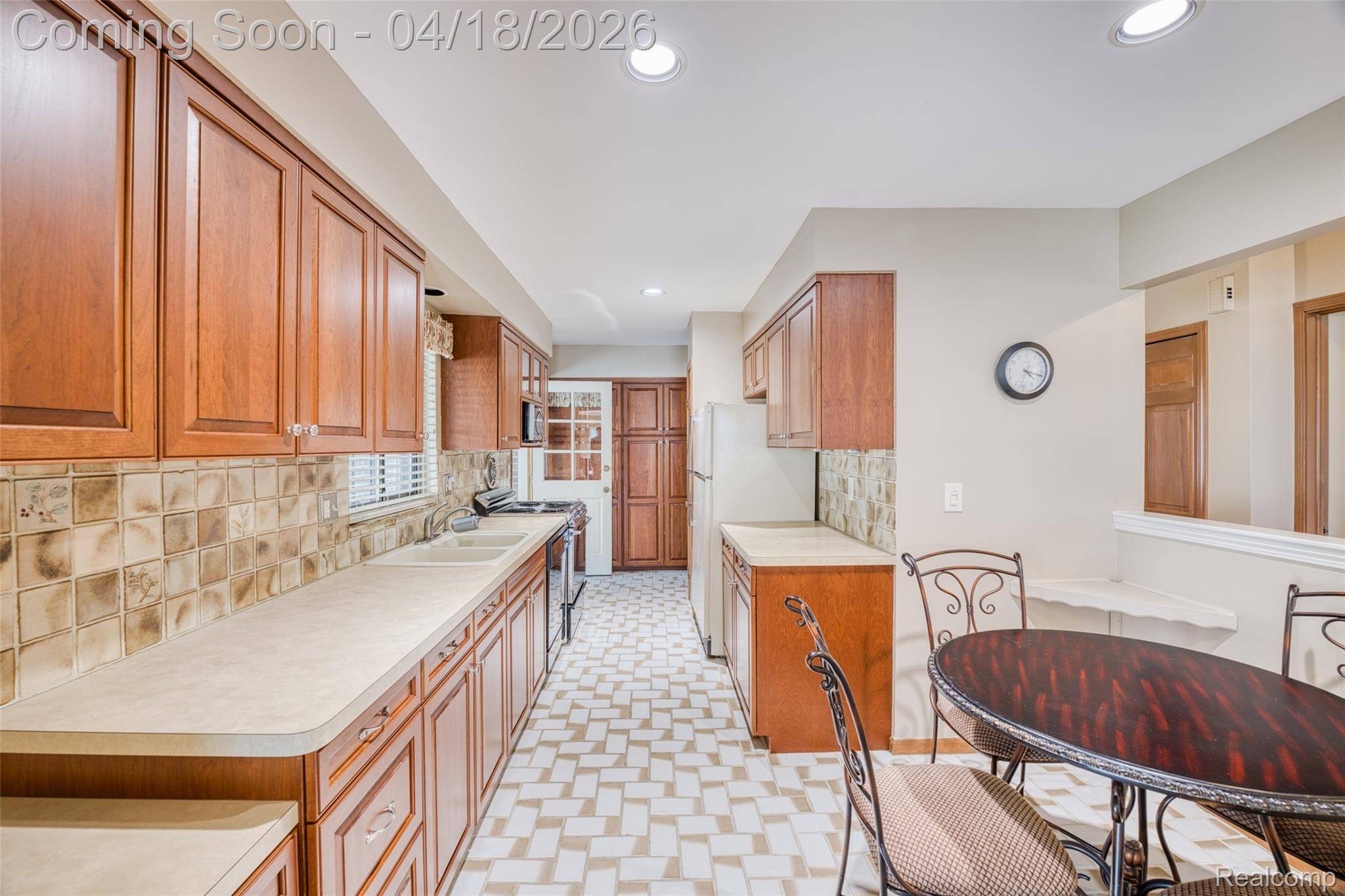 35631 Heritage LN, Farmington Hills, MI 48335