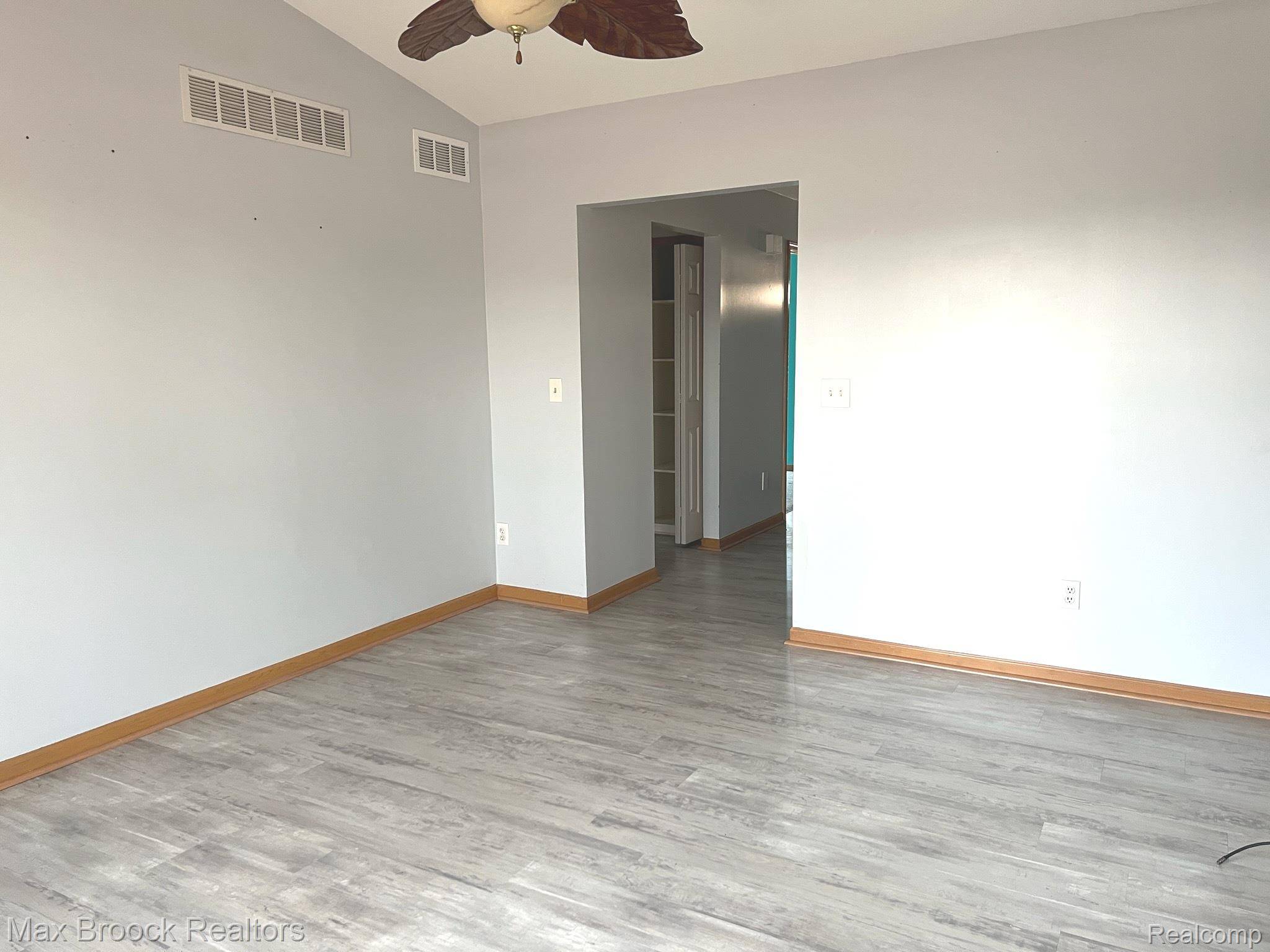 4062 Heatherwood CT, Warren, MI 48092